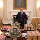 US-Präsident Donald J. Trump serviert Fastfood anlässlich eines Presseempfangs im "State Dining Room" im Weißen Haus.