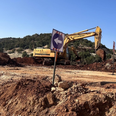 Ein Bagger schaufelt in der Region Darna im Osten Libyens.