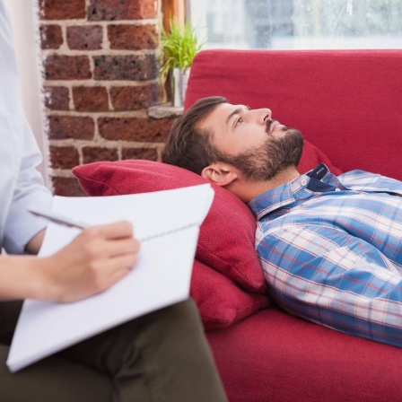 Patient liegt auf einer Couch: Egozentrik, Abhängigkeit vom Therapeuten oder Suizidgedanken können Nebenwirkungen einer Psychotherapie sein.