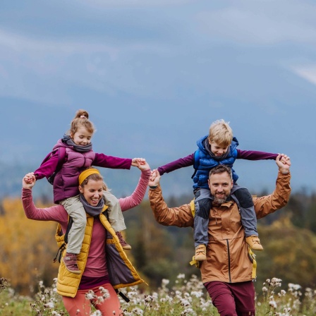 Glückliche Familie bei Herbstwanderung in den Bergen. 