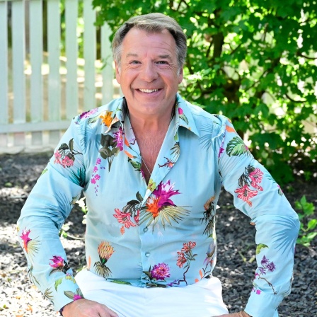 Patrick Lindner: Wie sein Outing ihm Selbstbewusstsein gegeben hat. Der Sänger sitzt in einem Garten und hat ein Hawaii-Hemd an.