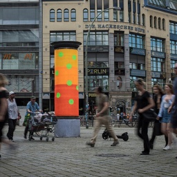 Eine Litfaßsäule steht am Hackeschen Markt in Berlin. Sie wurde im Rahmen der Kunstaktion Litfaß Goes Urban Art von Gfeller & Hellsgard gestaltet.