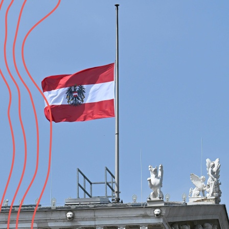 Die österreichische Fahne hängt auf Halbmast am Parlament. Ein 21-Jähriger aus dem Raum Graz hat nach Angaben der Behörden die tödlichen Schüsse an einem Gymnasium im österreichischen Graz abgegeben. Am Vormittag hatte der Mann neun Menschen getötet und danach Suizid begangen.