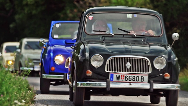 Vier verschiedenfarbige Modelle des Renault 4, auch als R4 bekannt, fahren auf einer Landstraße. Die Autoikone ist die erste Kombi-Limousine der Welt und galt in den 1960ern als beliebter Alleskönner.