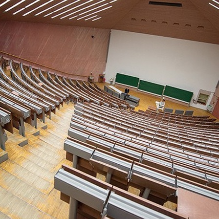 Ein leerer Hörsaal der Universität Stuttgart