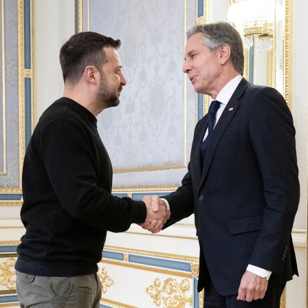 Wolodymyr Selenskyj (links) und Antony Blinken (rechts) schütteln die Hände.