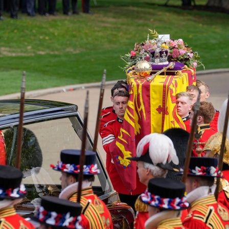 London: Der Sarg von Königin Elizabeth II. wird nach dem Staatsakt vor der Beisetzung von Königin Elizabeth II. in eine Limousine verladen. 