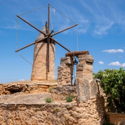 Die Windmühle in Can Garra Seca auf Mallorca, davor ein Brunnen