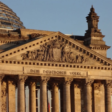 Schriftzug "Dem deutschen Volke" am Reichstagsgebäude © radioeins/Chris Melzer