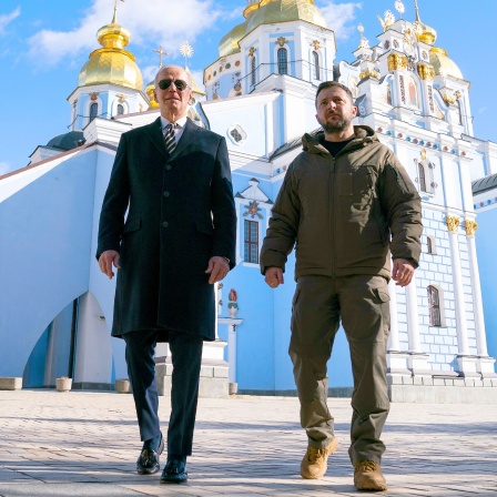Joe Biden (l), Präsident der USA, geht neben Wolodymyr Selenskyj, Präsident der Ukraine, an der Kathedrale mit der goldenen Kuppel von St. Michael.