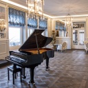 Klavier in einem Saal