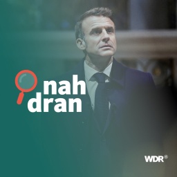 Das Bild zeigt den französischen Präsidenten Emmanuel Macron, der nachdenklich guckt. Daneben das Logo des Podcasts nah dran. 