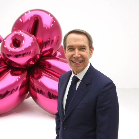 Jeff Koons 2001 vor einer seiner Ballon-Plastiken