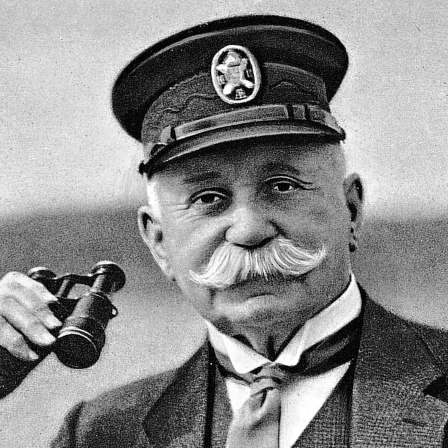 Ferdinand Graf von Zeppelin mit Fernglas