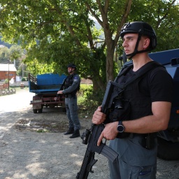 Kosovarische Polizisten und Soldaten der internationalen KFOR-Truppe patrouliieren, um weitere Ausbrüche von Gewalt zu vermeiden. 
