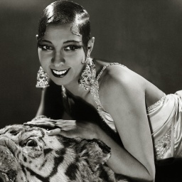 Josephine Baker um 1936, auf einem Tigerfell liegend.