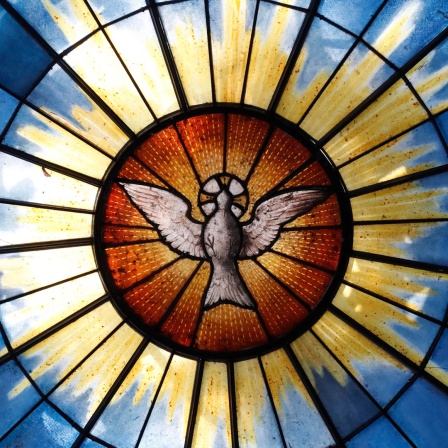 Kirchenkuppel aus Glas mit einer Taube, die den Heiligen Geist darstellt.