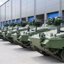 Wieder aufbereitete Marder-Schützenpanzer stehen bei einer Führung durch das Rheinmetall-Werk anlässlich der Sommerreise des niedersächsischen Wirtschaftsministers vor einer Halle. 
