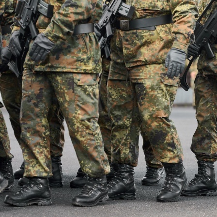 Marschierende Soldaten der Bundeswehr in Tarnuniformen

