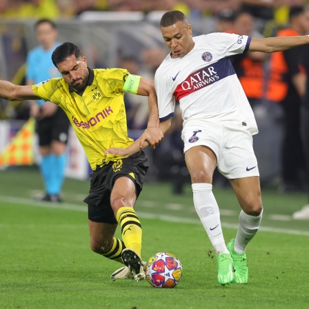 Emre Can von Borussia Dortmund und Kylian Mbappé von Paris Saint-Germain kämpfen um den Ball