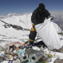 Ein Sherpa sammelt Müll am Monut Everest ein