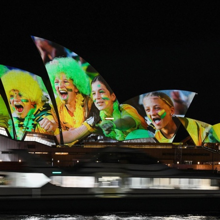 Das Opernhaus in Sydney wird mit leuchtenden bunten Fotos von Fußball-Fans angestrahlt
