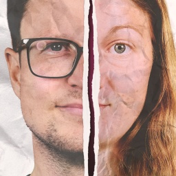 Zwei montierte Gesichtshälften vor zerknittertem Papier-Hintergrund: Ulrike und Andreas