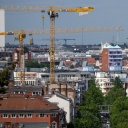 Ansicht auf Häuser und Baukräne in einer Stadt