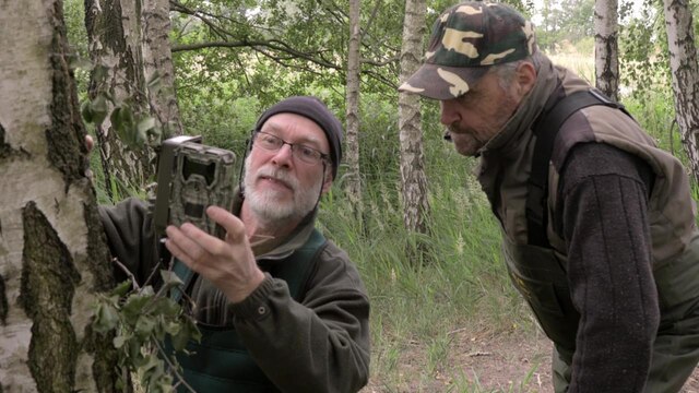 Zwei Dokumentarfilmer überprüfen ihre Ausrüstung