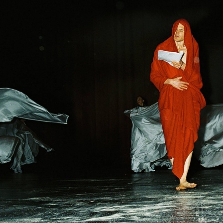 Szene aus Fabian Hinrichs Inszenierung von "Sardanapal" an der Volksbühne Berlin