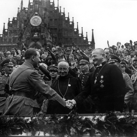 Begruessung des Reichsbischofs Ludwig Mueller durch Adolf Hitler auf dem Adolf Hitler-Platz in Nürnberg.