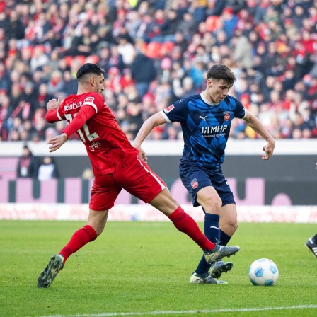 Luca Kerber im Zweikampf mit Vincenzo Grifo 
