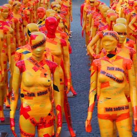 Kunstdemo zum Tag der Gewalt gegen Frauen, zu sehen sind mit "Me Too"-Schriftzügen beklebte Modepuppen.