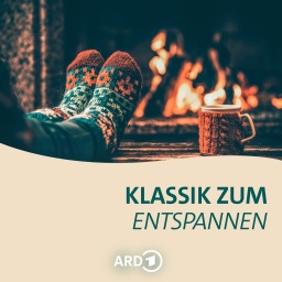 Coverbild für die Playlist "Klassik zum Entspannen". Eine Teetasse und Füße in Stricksocken vor einem wärmendem Kaminfeuer. | Bild: AI-generated Midjourney | BR