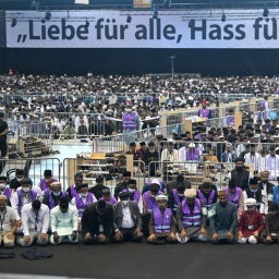 Muslime der Ahmadiyya-Gemeinde in Deutschland versammeln sich in der Messe Stuttgart zu einem Gebet
