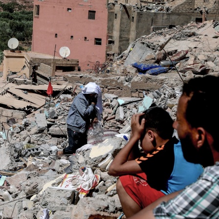 Eine marokkanische Familie sucht in den Trümmern eines zerstörten Hauses in der Stadt Talat N'Yaaqoub, südlich von Marrakesch, nach ihren Habseligkeiten.