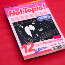 Ausgabe fünf des Magazins "Hot Topic" auf roten Hintergrund. Auf dem Titel steht u.a. "Too hot not to talk about" und "Mit Fotolovestory". Auf der Titelillustration ist ein Auto, auf dessen Motorhaube Abdrücke von Händen und Po zu sehen sind.