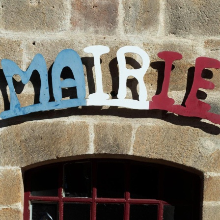 Der Schriftzug Mairie an einem französischen Rathaus in einem Dorf, Puy de Dome, Auvergne Rhone Alpes.