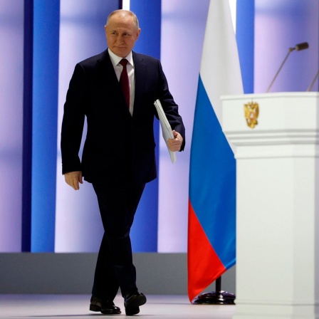 Der russische Präsident Wladimir Putin kommt in Moskau mit Unterlagen unter dem Arm zu seiner jährlichen Rede zur Lage der Nation.