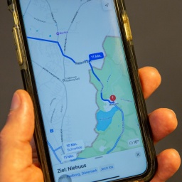 Die Navigations-App auf einem Apple-Smartphone zeigt den Weg über Niehuus an.