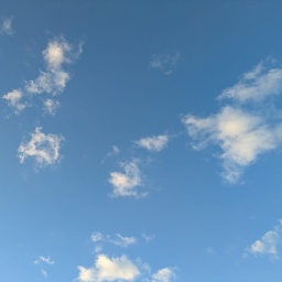 Ein blauer Himmel mit vereinzelten Wolken.