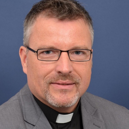 Michael Schenk ist alt-katholischer Priester. Zuvor war er römisch-katholischer Priester im Erzbistum Köln. Ende 2020 machte er öffentlich, dass er als Kleinkind vor Klerikern missbraucht wurde.