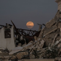 Der Vollmond geht am frühen Abend über zerstörten Gebäude im Zentrum des Gazastreifens auf. 