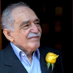 Gabriel García Márquez mit einer gelben Rose am Revers.
