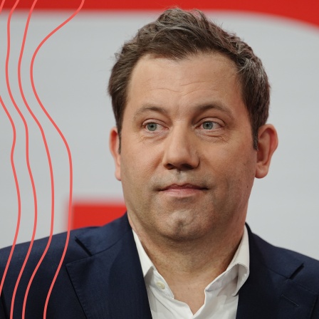 Lars Klingbeil, Vorsitzender der SPD, spricht auf der Bühne bei der SPD-Wahlparty im Willy-Brandt-Haus.