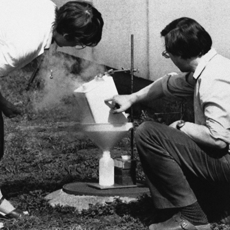 Wissenschaftler des finnischen Nationalen Instituts für Strahlenschutz in Helsinki gießen am Dienstag, 29. April 1986, eine Probe stark gekühlter Luft in eine Testflasche zur Analyse des Tritiumgehalts
