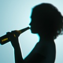 Eine Frau trinkt Alkohol
