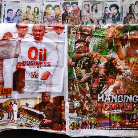 An einem Verkaufsstand in einer Straße hängen Nollywood-Plakate.