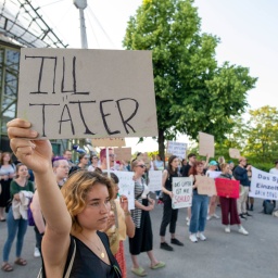 Demonstration gegen sexuellen Missbrauch und Gewalt gegen Frauen vor dem Rammstein-Konzert in München.