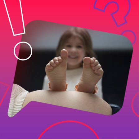 Eine schwangere Frau mit Kinderfüßen auf dem Bauch